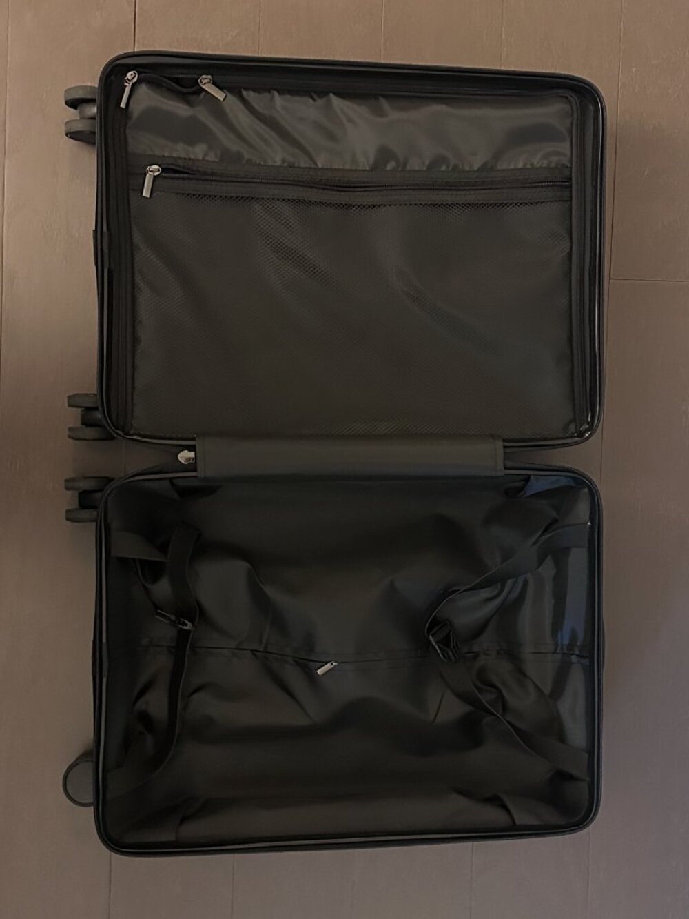 Von Dutch Carry-On Suitcase - Picture 2 of 2